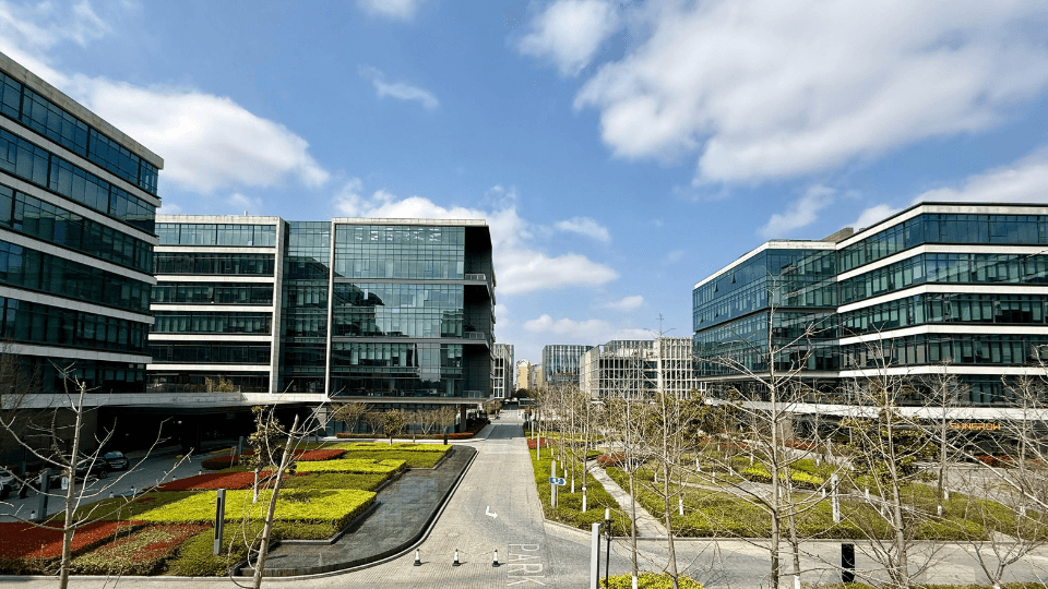 Moderne gebouwen op een bedrijfslocatie